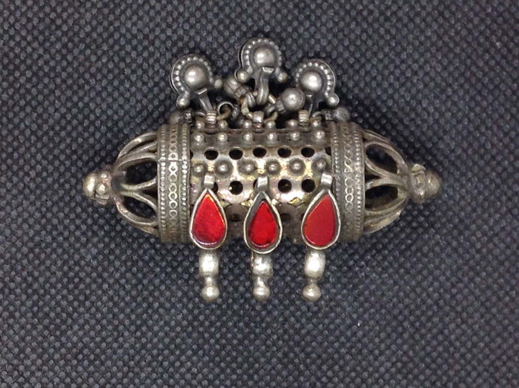 pendaglio indiano in argento atico primi 900  tutto originale ed autentico , lavorato artigianalmente     peso 37 gr  6 x 2 x 4 cm