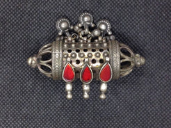 pendaglio indiano in argento atico primi 900  tutto originale ed autentico , lavorato artigianalmente     peso 37 gr  6 x 2 x 4 cm