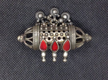 Carica l&#39;immagine nel visualizzatore di Gallery, pendaglio indiano in argento atico primi 900  tutto originale ed autentico , lavorato artigianalmente     peso 37 gr  6 x 2 x 4 cm