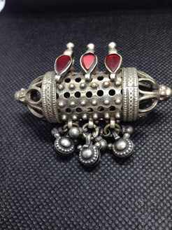 pendaglio indiano in argento atico primi 900  tutto originale ed autentico , lavorato artigianalmente     peso 37 gr  6 x 2 x 4 cm