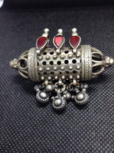 Carica l&#39;immagine nel visualizzatore di Gallery, pendaglio indiano in argento atico primi 900  tutto originale ed autentico , lavorato artigianalmente     peso 37 gr  6 x 2 x 4 cm