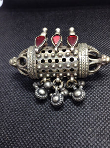 pendaglio indiano in argento atico primi 900  tutto originale ed autentico , lavorato artigianalmente     peso 37 gr  6 x 2 x 4 cm