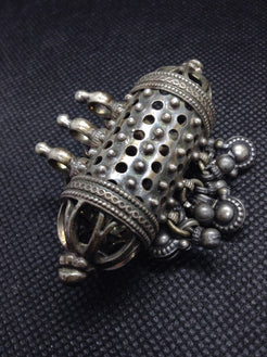 pendaglio indiano in argento atico primi 900  tutto originale ed autentico , lavorato artigianalmente     peso 37 gr  6 x 2 x 4 cm
