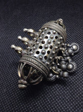 Carica l&#39;immagine nel visualizzatore di Gallery, pendaglio indiano in argento atico primi 900  tutto originale ed autentico , lavorato artigianalmente     peso 37 gr  6 x 2 x 4 cm