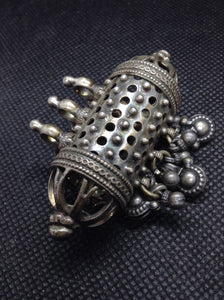 pendaglio indiano in argento atico primi 900  tutto originale ed autentico , lavorato artigianalmente     peso 37 gr  6 x 2 x 4 cm