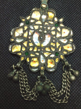 Carica l&#39;immagine nel visualizzatore di Gallery, pendaglio indiano in argento antico , primi 900  tutto originale ed autentico , lavorato artigianalmente  tipico pendaglio in stile etnico rajasthan in argento e pasta vitrea ( l&#39;ultilizzo di pietre e tagli sfacettati sono stati usati durante e dopo il periodo coloniale )     peso 24 gr  8 x 5 cm