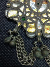 Carica l&#39;immagine nel visualizzatore di Gallery, pendaglio indiano in argento antico , primi 900  tutto originale ed autentico , lavorato artigianalmente  tipico pendaglio in stile etnico rajasthan in argento e pasta vitrea ( l&#39;ultilizzo di pietre e tagli sfacettati sono stati usati durante e dopo il periodo coloniale )     peso 24 gr  8 x 5 cm