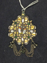 Carica l&#39;immagine nel visualizzatore di Gallery, pendaglio indiano in argento antico , primi 900  tutto originale ed autentico , lavorato artigianalmente  tipico pendaglio in stile etnico rajasthan in argento e pasta vitrea ( l&#39;ultilizzo di pietre e tagli sfacettati sono stati usati durante e dopo il periodo coloniale )     peso 24 gr  8 x 5 cm