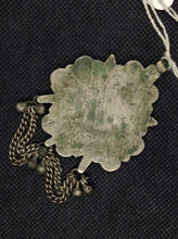 Carica l&#39;immagine nel visualizzatore di Gallery, pendaglio indiano in argento antico , primi 900  tutto originale ed autentico , lavorato artigianalmente  tipico pendaglio in stile etnico rajasthan in argento e pasta vitrea ( l&#39;ultilizzo di pietre e tagli sfacettati sono stati usati durante e dopo il periodo coloniale )     peso 24 gr  8 x 5 cm