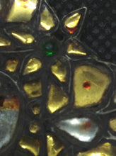 Carica l&#39;immagine nel visualizzatore di Gallery, pendaglio indiano in argento antico , primi 900  tutto originale ed autentico , lavorato artigianalmente  tipico pendaglio in stile etnico rajasthan in argento e pasta vitrea ( l&#39;ultilizzo di pietre e tagli sfacettati sono stati usati durante e dopo il periodo coloniale )     peso 24 gr  8 x 5 cm