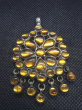 Carica l&#39;immagine nel visualizzatore di Gallery, pendaglio indiano in argento seconda metà 900  tutto originale ed autentico , lavorato artigianalmente  tipico pendaglio in stile etnico rajasthan in argento e pasta vitrea ( l&#39;ultilizzo di pietre e tagli sfacettati sono stati usati durante e dopo il periodo coloniale )     peso 27 gr  6x4cm