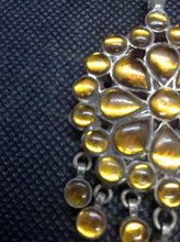 Carica l&#39;immagine nel visualizzatore di Gallery, pendaglio indiano in argento seconda metà 900  tutto originale ed autentico , lavorato artigianalmente  tipico pendaglio in stile etnico rajasthan in argento e pasta vitrea ( l&#39;ultilizzo di pietre e tagli sfacettati sono stati usati durante e dopo il periodo coloniale )     peso 27 gr  6x4cm