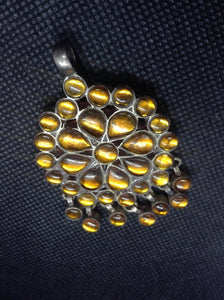 pendaglio indiano in argento seconda metà 900  tutto originale ed autentico , lavorato artigianalmente  tipico pendaglio in stile etnico rajasthan in argento e pasta vitrea ( l'ultilizzo di pietre e tagli sfacettati sono stati usati durante e dopo il periodo coloniale )     peso 27 gr  6x4cm