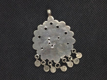 Carica l&#39;immagine nel visualizzatore di Gallery, pendaglio indiano in argento seconda metà 900  tutto originale ed autentico , lavorato artigianalmente  tipico pendaglio in stile etnico rajasthan in argento e pasta vitrea ( l&#39;ultilizzo di pietre e tagli sfacettati sono stati usati durante e dopo il periodo coloniale )     peso 27 gr  6x4cm