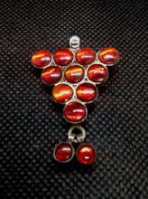 Carica l&#39;immagine nel visualizzatore di Gallery, pendaglio indiano in argento seconda metà 900  tutto originale ed autentico , lavorato artigianalmente  tipico pendaglio in stile etnico rajasthan in argento e pasta vitrea ( l&#39;ultilizzo di pietre e tagli sfacettati sono stati usati durante e dopo il periodo coloniale )     10 gr  4x3