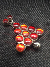 Carica l&#39;immagine nel visualizzatore di Gallery, pendaglio indiano in argento seconda metà 900  tutto originale ed autentico , lavorato artigianalmente  tipico pendaglio in stile etnico rajasthan in argento e pasta vitrea ( l&#39;ultilizzo di pietre e tagli sfacettati sono stati usati durante e dopo il periodo coloniale )     10 gr  4x3