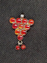 Carica l&#39;immagine nel visualizzatore di Gallery, pendaglio indiano in argento seconda metà 900  tutto originale ed autentico , lavorato artigianalmente  tipico pendaglio in stile etnico rajasthan in argento e pasta vitrea ( l&#39;ultilizzo di pietre e tagli sfacettati sono stati usati durante e dopo il periodo coloniale )     10 gr  4x3