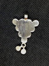 Carica l&#39;immagine nel visualizzatore di Gallery, pendaglio indiano in argento seconda metà 900  tutto originale ed autentico , lavorato artigianalmente  tipico pendaglio in stile etnico rajasthan in argento e pasta vitrea ( l&#39;ultilizzo di pietre e tagli sfacettati sono stati usati durante e dopo il periodo coloniale )     10 gr  4x3