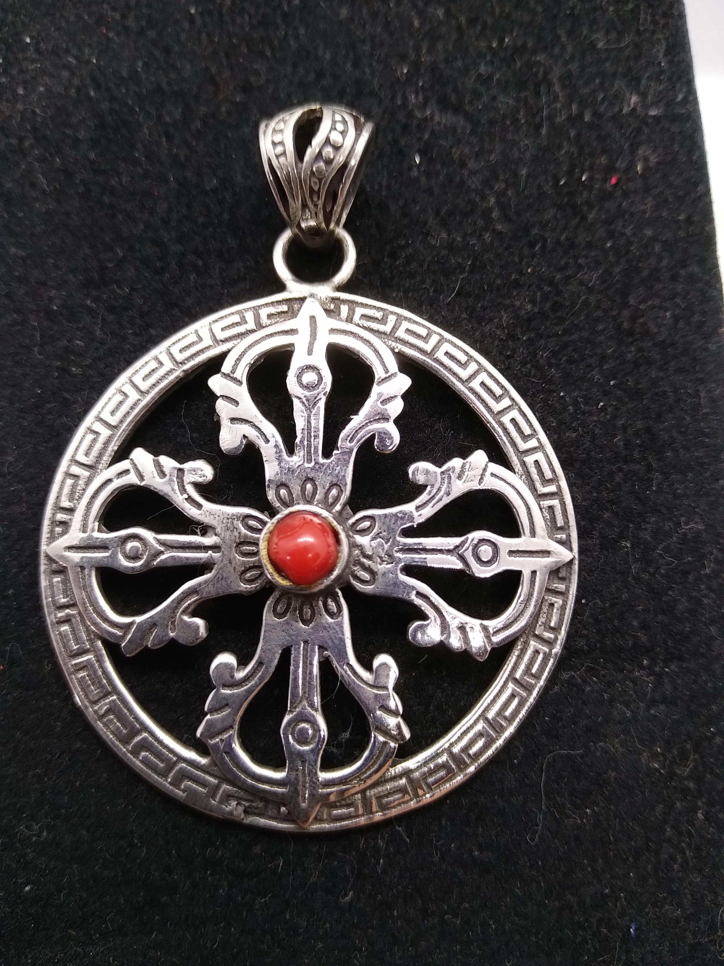 pendaglio tibetano / nepalese in argento 800 con corallo e doppio dorje . Il doppio Dorje simboleggia la stabilità e la protezione contro la paura. Dorje (o Vajra), è un antico simbolo di protezione, un amuleto del buddhismo tibetano in grado di proteggerci dagli ostacoli e dalle energie negative che posso interferire con la nostra vita.  pezzo unico lavorato artigianalmente tutto originale ed autentico .   peso 7gr  dimensioni 4x4