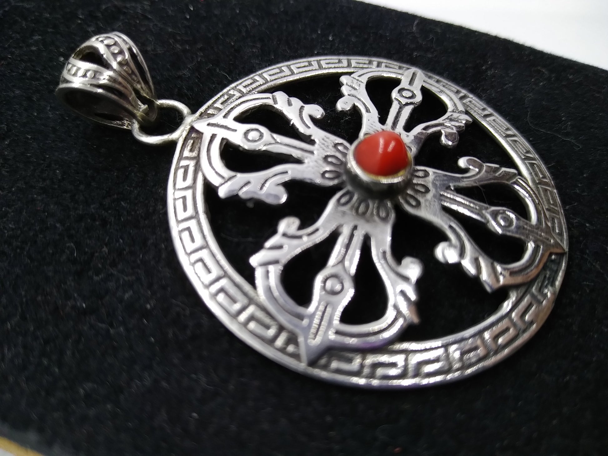 pendaglio tibetano / nepalese in argento 800 con corallo e doppio dorje . Il doppio Dorje simboleggia la stabilità e la protezione contro la paura. Dorje (o Vajra), è un antico simbolo di protezione, un amuleto del buddhismo tibetano in grado di proteggerci dagli ostacoli e dalle energie negative che posso interferire con la nostra vita.  pezzo unico lavorato artigianalmente tutto originale ed autentico .   peso 7gr  dimensioni 4x4