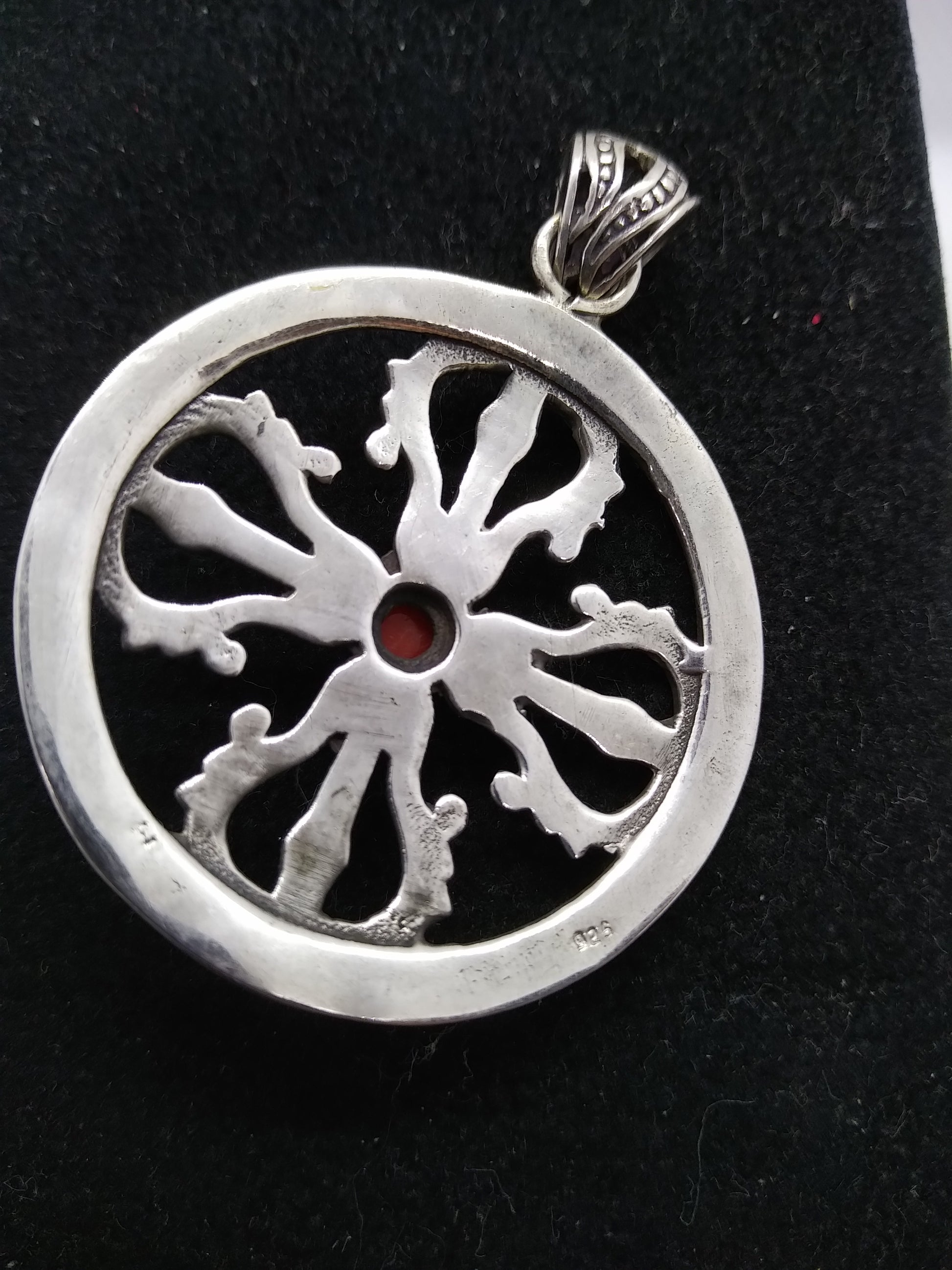 pendaglio tibetano / nepalese in argento 800 con corallo e doppio dorje . Il doppio Dorje simboleggia la stabilità e la protezione contro la paura. Dorje (o Vajra), è un antico simbolo di protezione, un amuleto del buddhismo tibetano in grado di proteggerci dagli ostacoli e dalle energie negative che posso interferire con la nostra vita.  pezzo unico lavorato artigianalmente tutto originale ed autentico .   peso 7gr  dimensioni 4x4