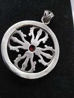 pendaglio tibetano / nepalese in argento 800 con corallo e doppio dorje . Il doppio Dorje simboleggia la stabilità e la protezione contro la paura. Dorje (o Vajra), è un antico simbolo di protezione, un amuleto del buddhismo tibetano in grado di proteggerci dagli ostacoli e dalle energie negative che posso interferire con la nostra vita.  pezzo unico lavorato artigianalmente tutto originale ed autentico .   peso 7gr  dimensioni 4x4