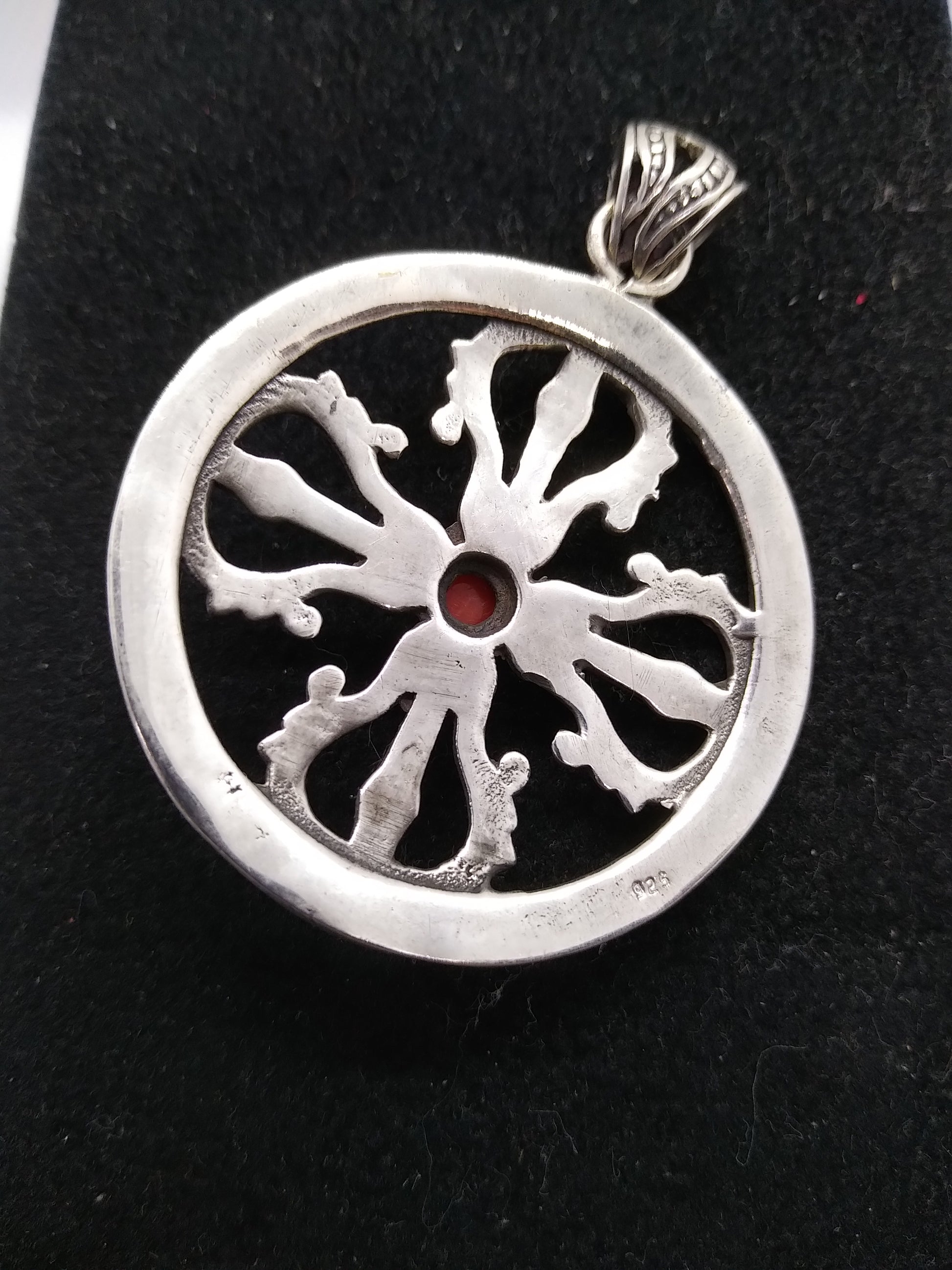 pendaglio tibetano / nepalese in argento 800 con corallo e doppio dorje . Il doppio Dorje simboleggia la stabilità e la protezione contro la paura. Dorje (o Vajra), è un antico simbolo di protezione, un amuleto del buddhismo tibetano in grado di proteggerci dagli ostacoli e dalle energie negative che posso interferire con la nostra vita.  pezzo unico lavorato artigianalmente tutto originale ed autentico .   peso 7gr  dimensioni 4x4