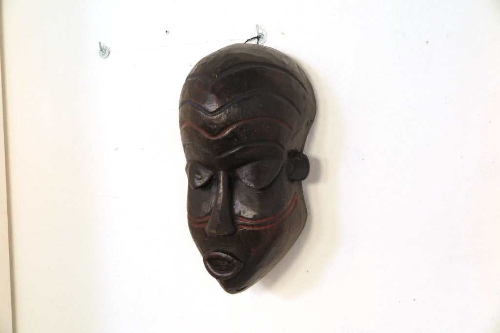 Maschera Africana In Legno Incavata. Dimensioni 43x22xprof.21cm.