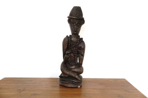Statua Monaco Con Mala, Incavata Da Un Unico Tronco Di Legno. Provenienza Nepal. Dimensioni 20x18xh68cm. 