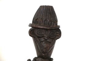 Statua Monaco Con Mala, Incavata Da Un Unico Tronco Di Legno. Provenienza Nepal. Dimensioni 20x18xh68cm. 