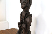 Carica l&#39;immagine nel visualizzatore di Gallery, Statua Monaco Con Mala, Incavata Da Un Unico Tronco Di Legno. Provenienza Nepal. Dimensioni 20x18xh68cm. 