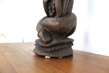 Carica l&#39;immagine nel visualizzatore di Gallery, Statua Monaco Con Mala, Incavata Da Un Unico Tronco Di Legno. Provenienza Nepal. Dimensioni 20x18xh68cm. 