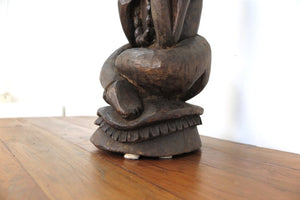 Statua Monaco Con Mala, Incavata Da Un Unico Tronco Di Legno. Provenienza Nepal. Dimensioni 20x18xh68cm. 