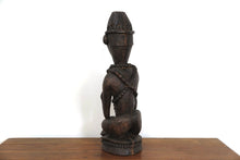 Carica l&#39;immagine nel visualizzatore di Gallery, Statua Monaco Con Mala, Incavata Da Un Unico Tronco Di Legno. Provenienza Nepal. Dimensioni 20x18xh68cm. 