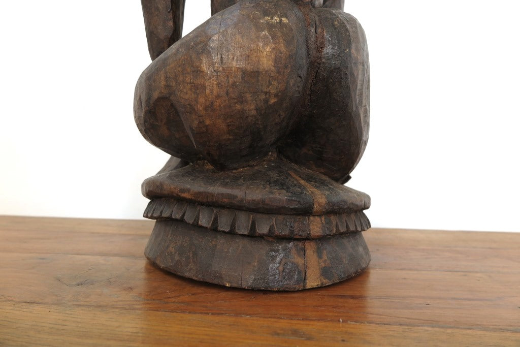 Statua Monaco Con Mala, Incavata Da Un Unico Tronco Di Legno. Provenienza Nepal. Dimensioni 20x18xh68cm. 