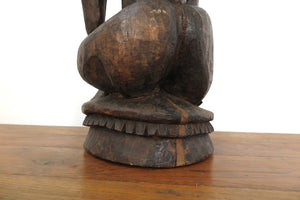 Statua Monaco Con Mala, Incavata Da Un Unico Tronco Di Legno. Provenienza Nepal. Dimensioni 20x18xh68cm. 