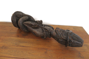 Statua Monaco Con Mala, Incavata Da Un Unico Tronco Di Legno. Provenienza Nepal. Dimensioni 20x18xh68cm. 