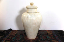 Carica l&#39;immagine nel visualizzatore di Gallery, Vaso Indiano In Legno Rivestito In Osso Bianco, Pezzo Unico.   Dimensioni Diam.26xh52cm.