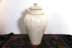 Vaso Indiano In Legno Rivestito In Osso Bianco, Pezzo Unico.   Dimensioni Diam.26xh52cm.