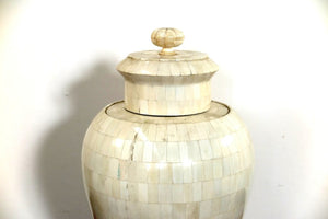 Vaso Indiano In Legno Rivestito In Osso Bianco, Pezzo Unico.   Dimensioni Diam.26xh52cm.