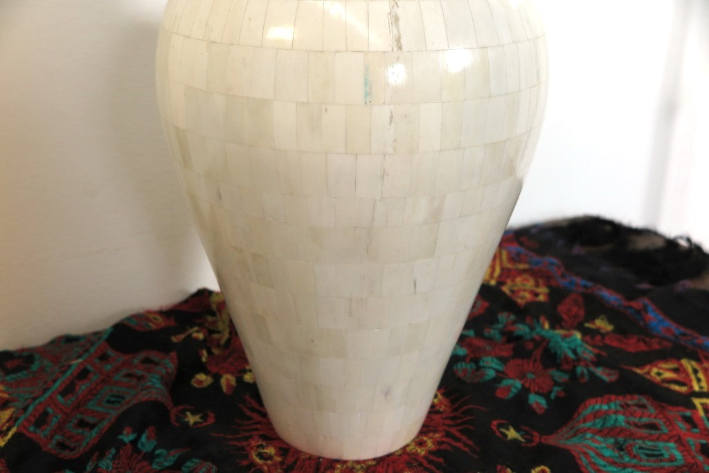 Vaso Indiano In Legno Rivestito In Osso Bianco, Pezzo Unico.   Dimensioni Diam.26xh52cm.