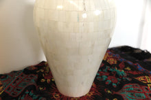 Carica l&#39;immagine nel visualizzatore di Gallery, Vaso Indiano In Legno Rivestito In Osso Bianco, Pezzo Unico.   Dimensioni Diam.26xh52cm.