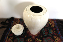 Carica l&#39;immagine nel visualizzatore di Gallery, Vaso Indiano In Legno Rivestito In Osso Bianco, Pezzo Unico.   Dimensioni Diam.26xh52cm.