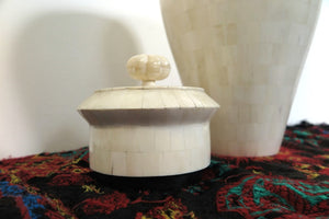 Vaso Indiano In Legno Rivestito In Osso Bianco, Pezzo Unico.   Dimensioni Diam.26xh52cm.