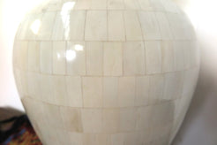Vaso Indiano In Legno Rivestito In Osso Bianco, Pezzo Unico.   Dimensioni Diam.26xh52cm.