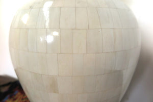 Vaso Indiano In Legno Rivestito In Osso Bianco, Pezzo Unico.   Dimensioni Diam.26xh52cm.