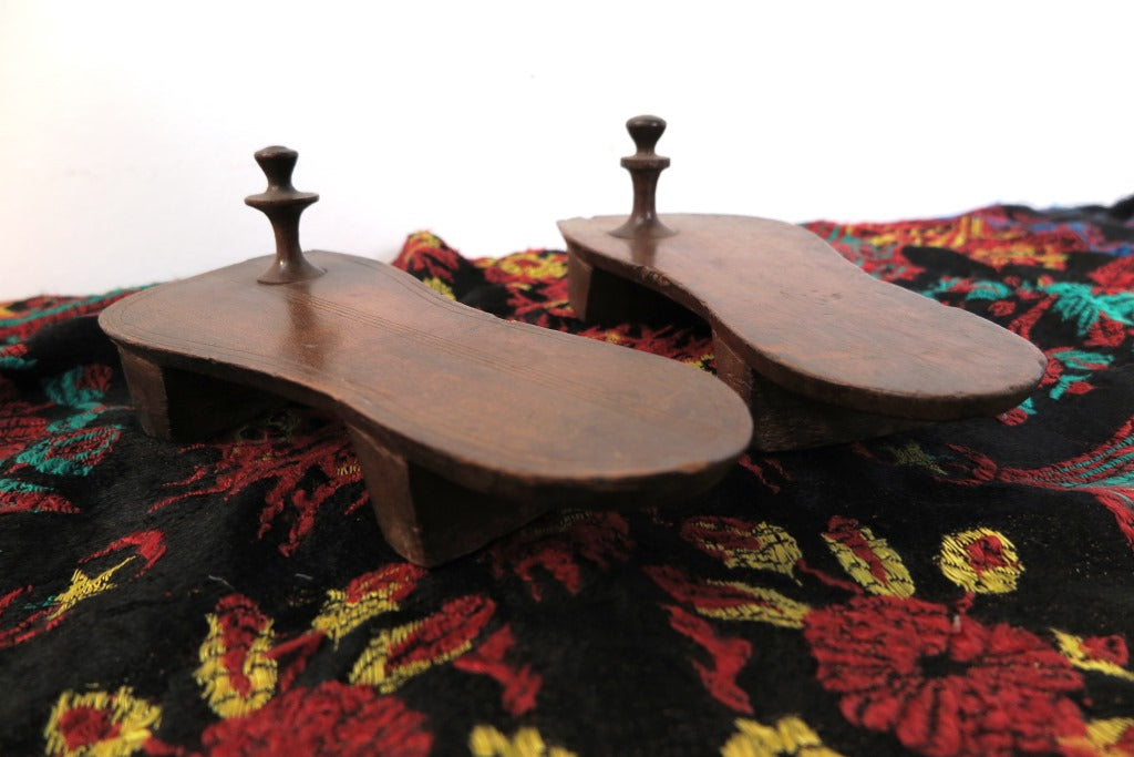 Ciabatte In Legno Ricavate Da Un Unico Tronco. Pezzi Unici. Dimensioni 25x11xh10cm. Euro 25 Al Pezzo.