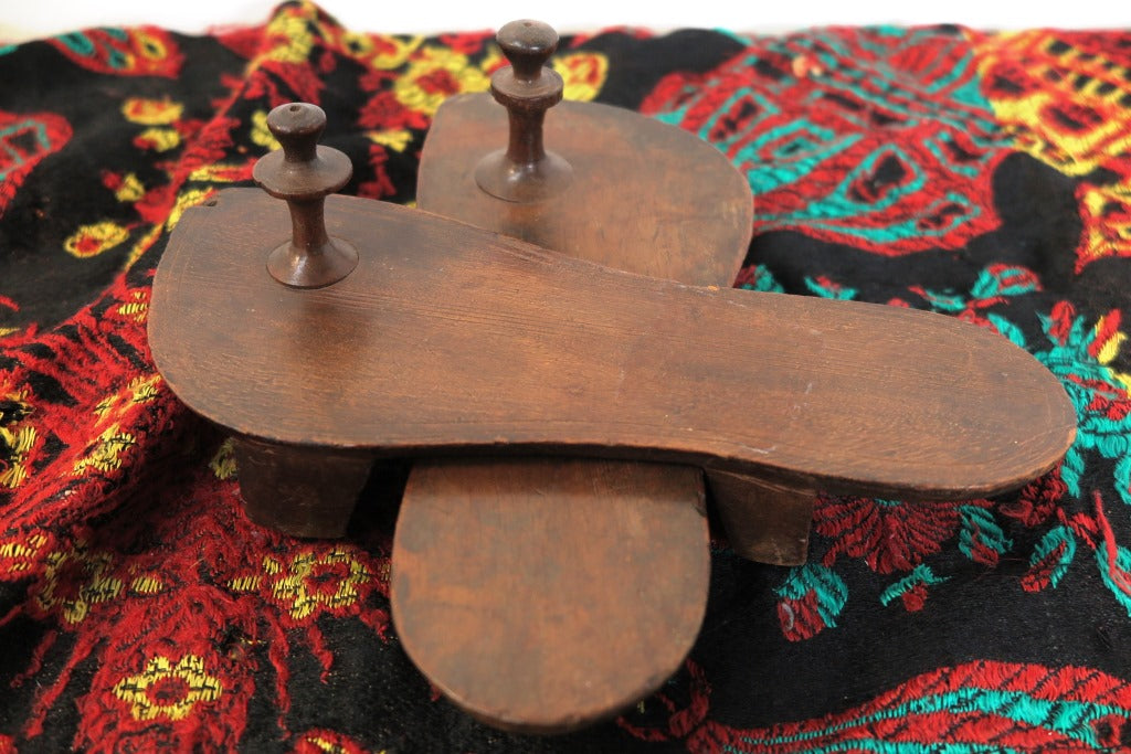 Ciabatte In Legno Ricavate Da Un Unico Tronco. Pezzi Unici. Dimensioni 25x11xh10cm. Euro 25 Al Pezzo.