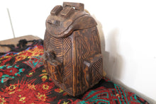 Carica l&#39;immagine nel visualizzatore di Gallery, vecchia borraccia in legno ricavata da un unico tronco in legno. dimensioni 26x17xh30cm.
