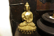 Carica l&#39;immagine nel visualizzatore di Gallery, statua in metallo raffigurante buddhe della medicina .   1620 gr  12 x 9 h.20 